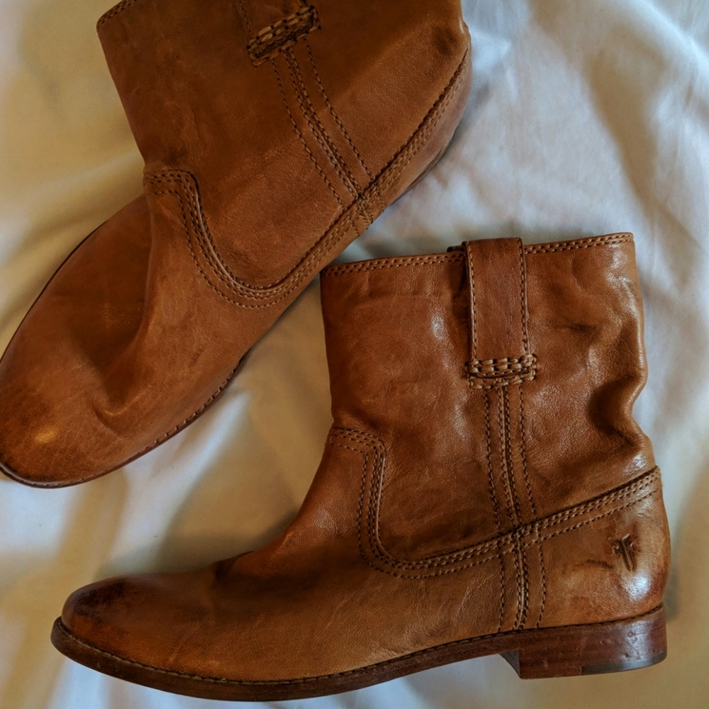 Frye distressed leather ankle boots Size 7.5